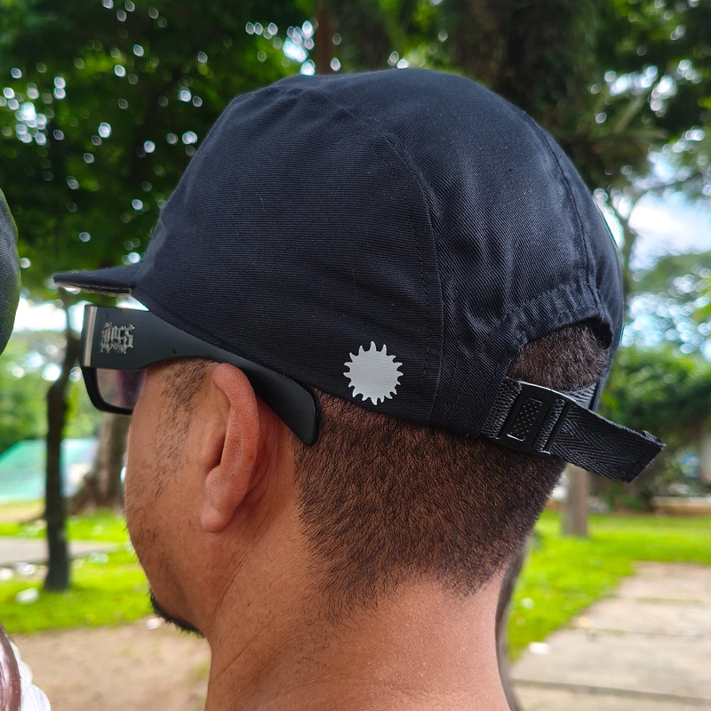 Boné five panel preto em tecido de sarja da marca Cecap Skateboard visto de costas.