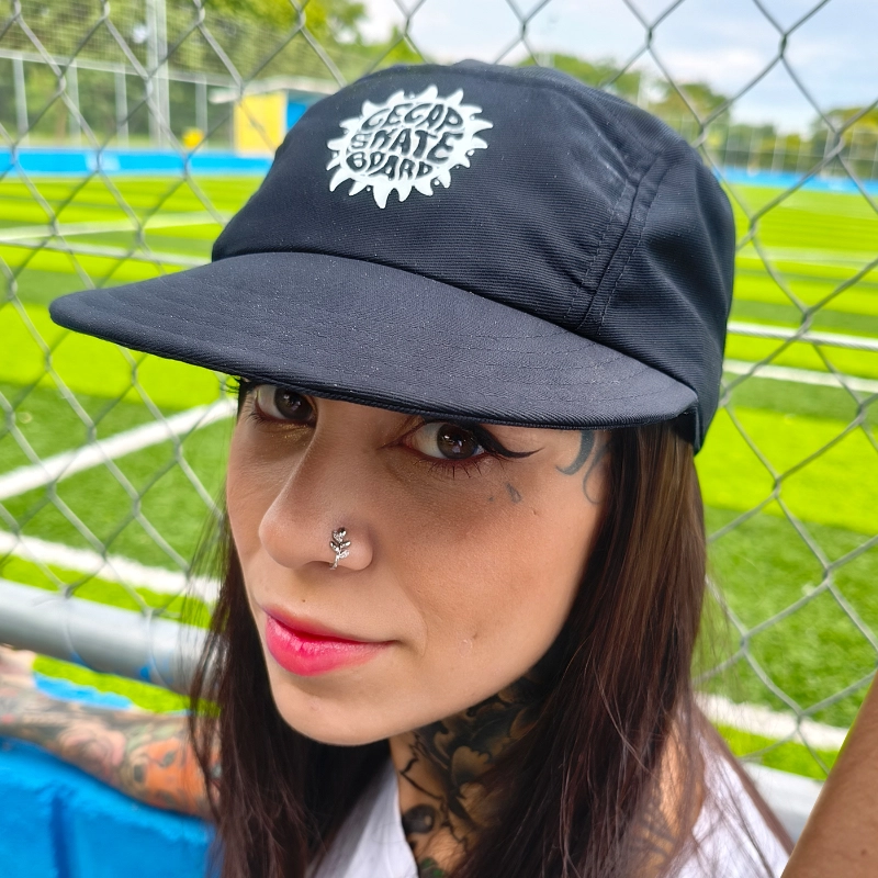 Boné five panel preto em tecido de sarja da marca Cecap Skateboard visto de frente.