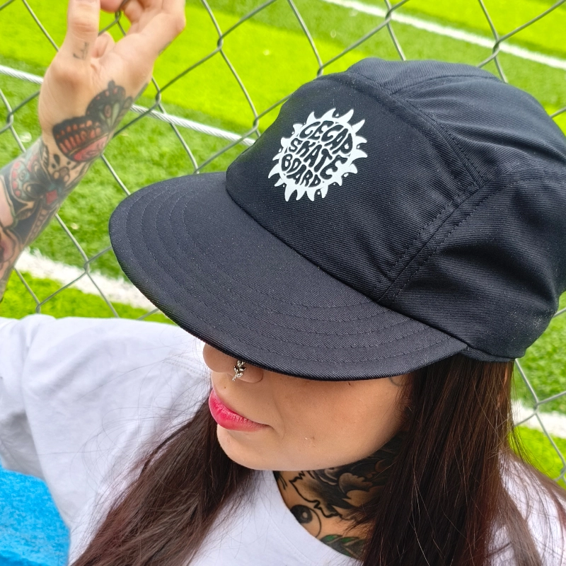 Boné five panel preto em tecido de sarja da marca Cecap Skateboard visto de frente.