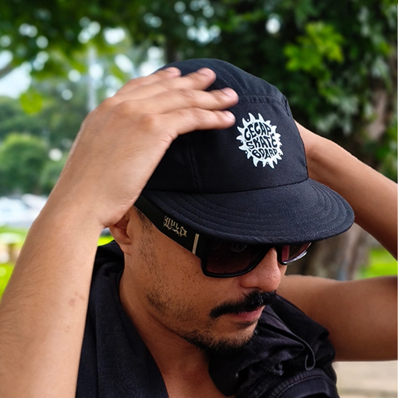 Boné five panel preto em tecido de sarja da marca Cecap Skateboard visto de frente.