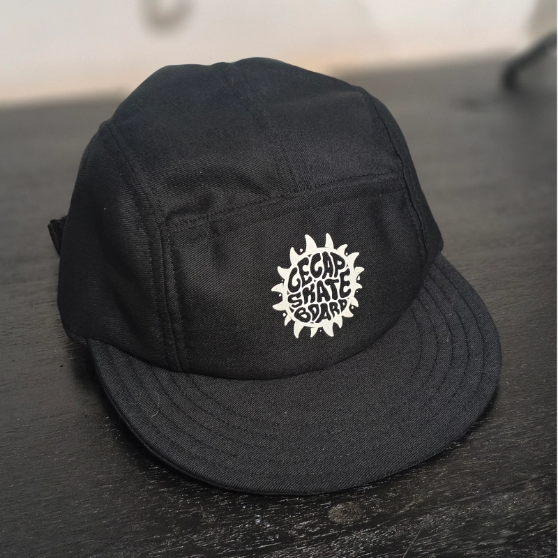 Boné five panel preto em tecido de sarja da marca Cecap Skateboard visto de frente.