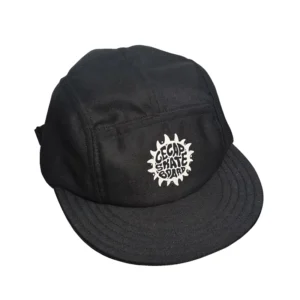 Boné five panel preto em tecido de sarja da marca Cecap Skateboard visto de frente.
